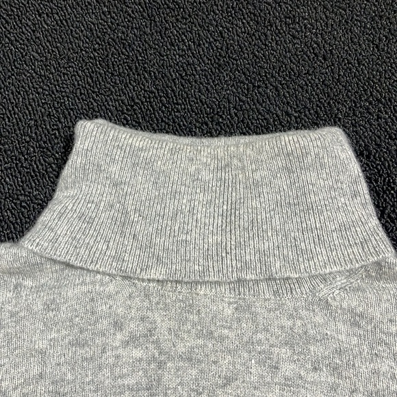 Neiman Marcus women’s 100% cashmere turtleneck sweater, medium - Picture 2 of 7